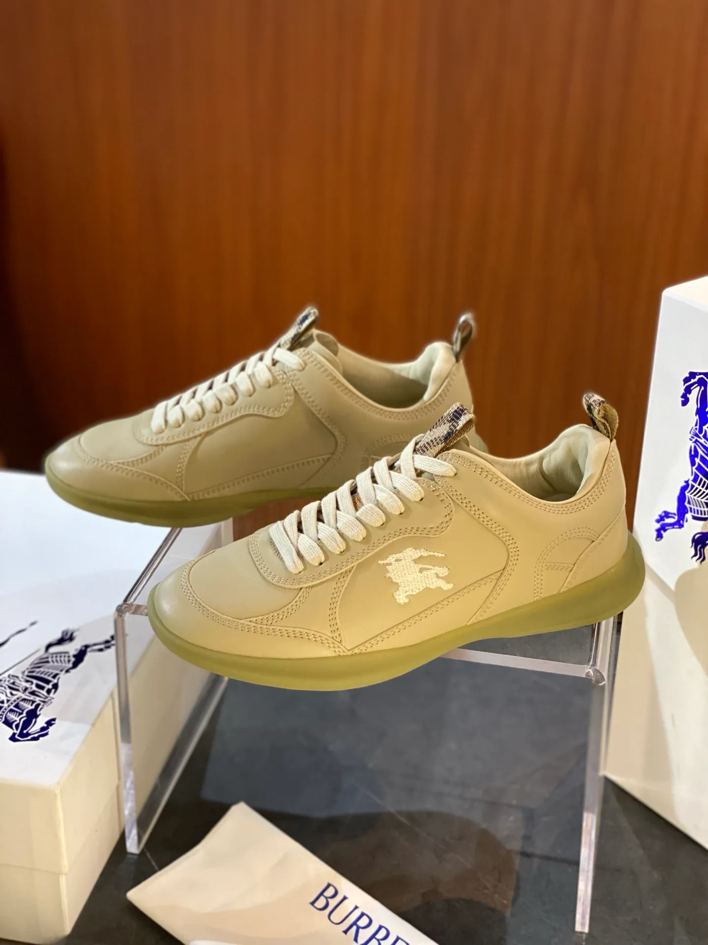 Men's men's shoes💰p420 "Burber＊" SU25 new MATRIX retro sneakers in calfskin. The main style of the summer fashion show is retro and casual, lightweight and comfortable. Burberry made its debut at the brand's 2025 summer fashion show. Made of refined Italian leather with tonal topstitching details, it's inspired by sporty design. Paired with lightweight soles and Burberry check sneakers, they are embellished with embroidery of the brand's Equestrian Knight logo (EKD). - Lace-up design - EKD embroidery on the side - EKD embroidery on the sole Size 38-44